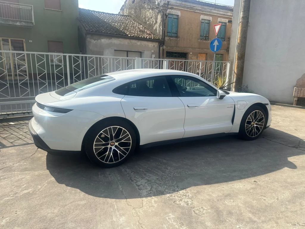 Porsche Taycan usato MCMcecchinauto